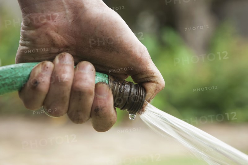 Hand holding hose. Photographe : Stewart Cohen