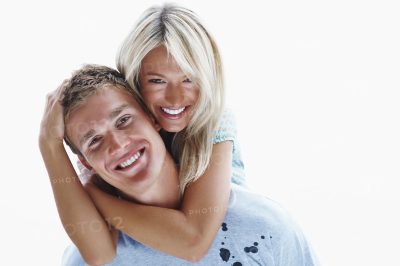 Couple embracing. Photographe : momentimages