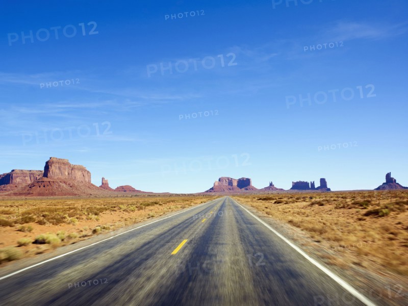 Desolate road through the desert. Photographe : John Kelly