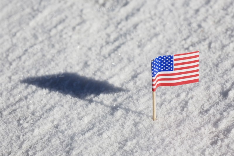 American flag in the snow. Photographe : David Engelhardt