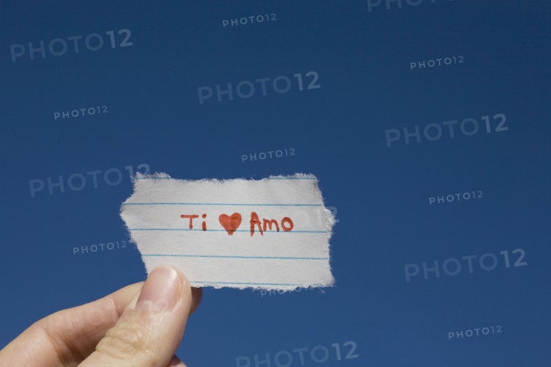 Hand holding I love you note written in Spanish. Photographe : David Engelhardt