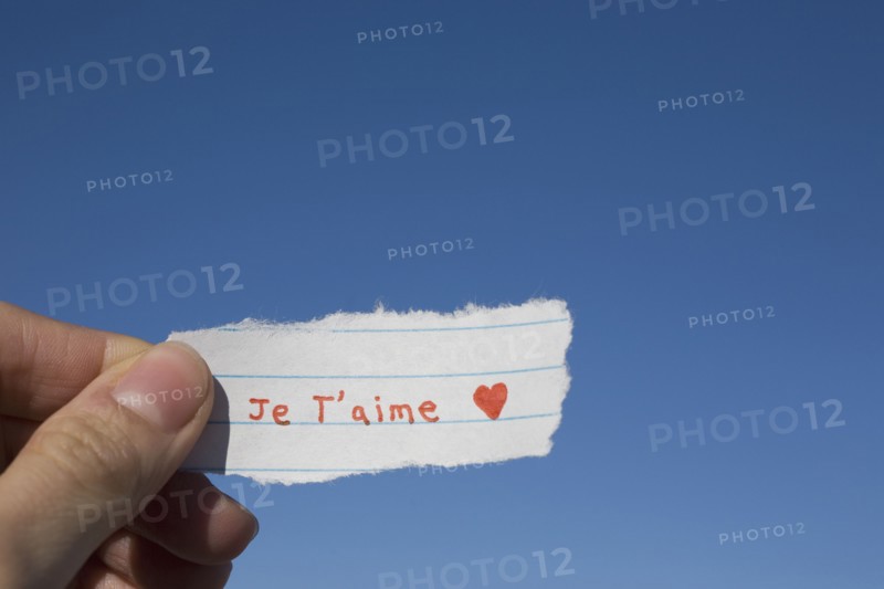 Hand holding French I love you note. Photographe : David Engelhardt