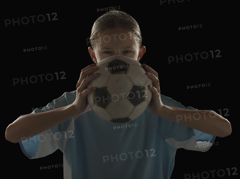 Soccer player and ball. Photographe : Mike Kemp