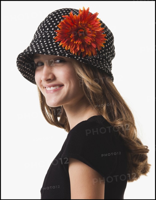 Young girl wearing trendy hat. Photographe : Mike Kemp