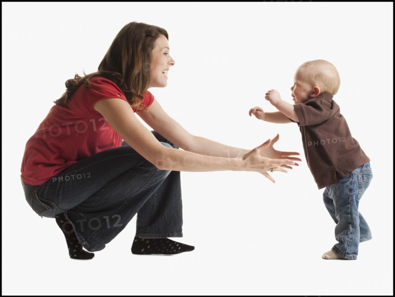 Toddler learning to walk. Photographe : Mike Kemp