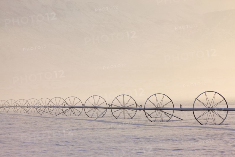 Irrigation equipment on a snow covered field. Photographe : Mike Kemp