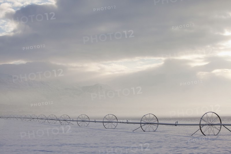 Irrigation equipment on a snow covered field. Photographe : Mike Kemp