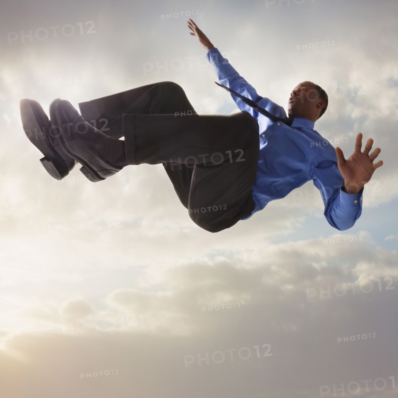 Businessman falling from the sky. Photographe : Mike Kemp