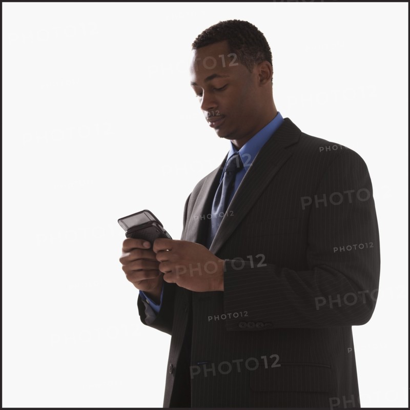 Businessman texting. Photographe : Mike Kemp