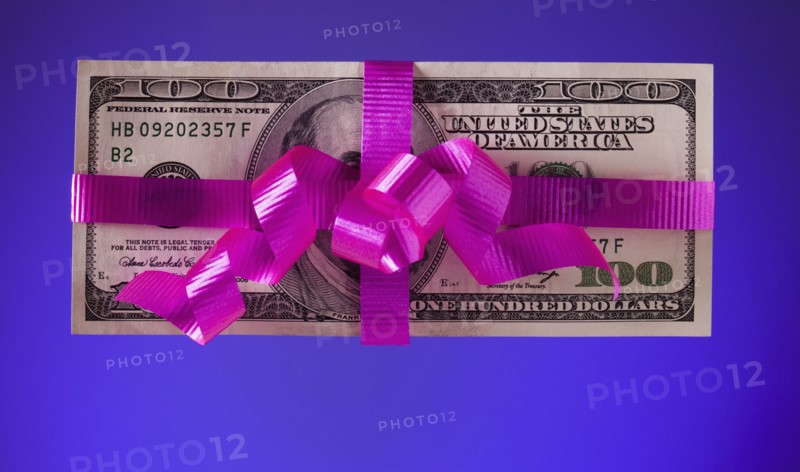 American currency tied with a pink bow. Photographe : Mike Kemp