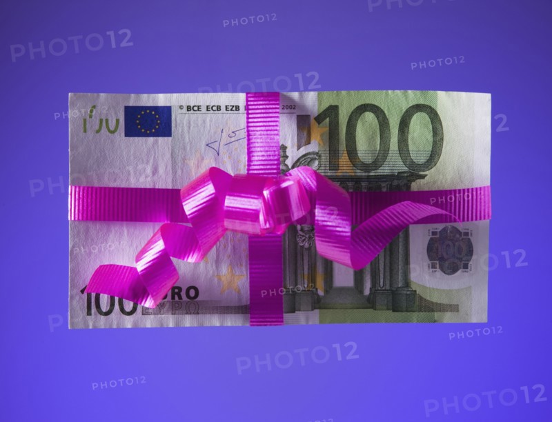 100 euro bill tied with a pink bow. Photographe : Mike Kemp