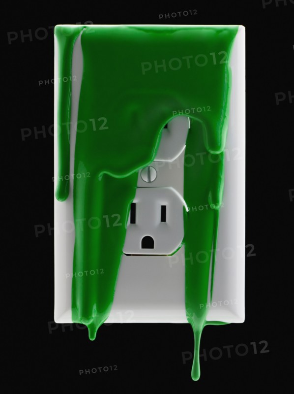 Electricity outlet covered in green paint. Photographe : Mike Kemp