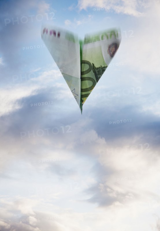 Paper airplane made out of money. Photographe : Mike Kemp