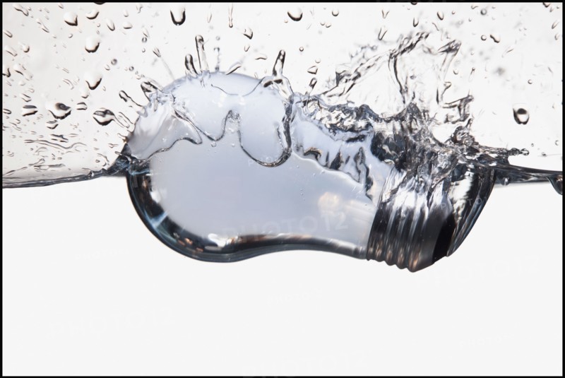 Light bulb floating in water. Photographe : Mike Kemp
