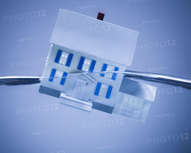 Model home sinking in water. Photographe : Mike Kemp
