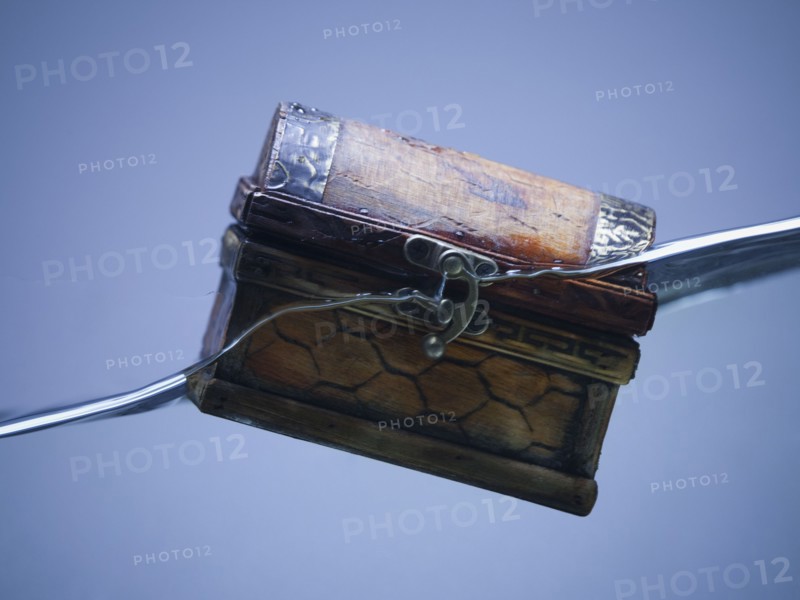 Treasure chest sinking in water. Photographe : Mike Kemp