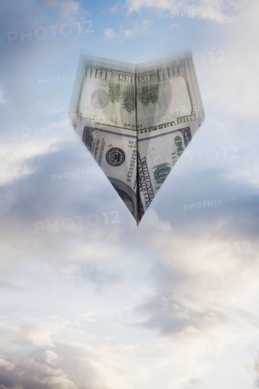 Paper airplane made out of money. Photographe : Mike Kemp