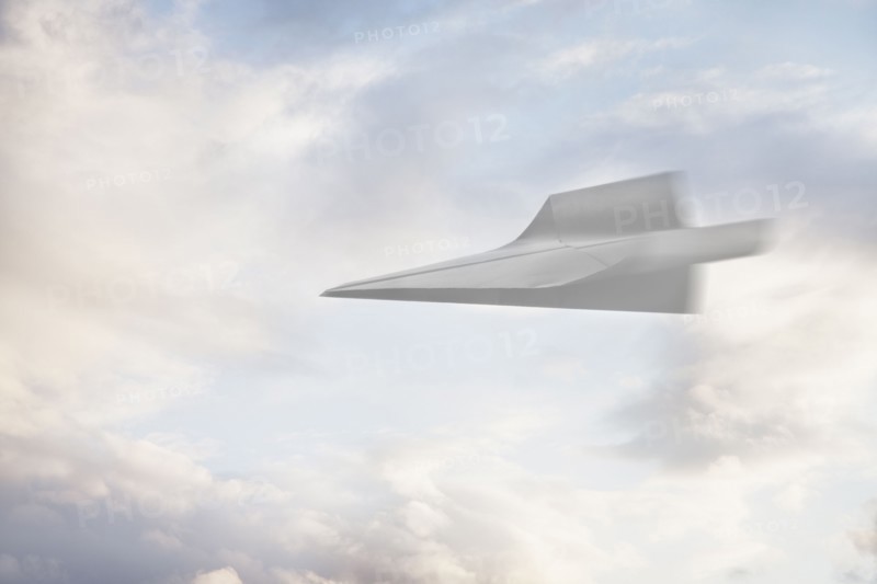 Paper airplane flying through the air. Photographe : Mike Kemp
