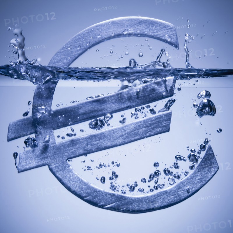 Euro symbol sinking in water. Photographe : Mike Kemp
