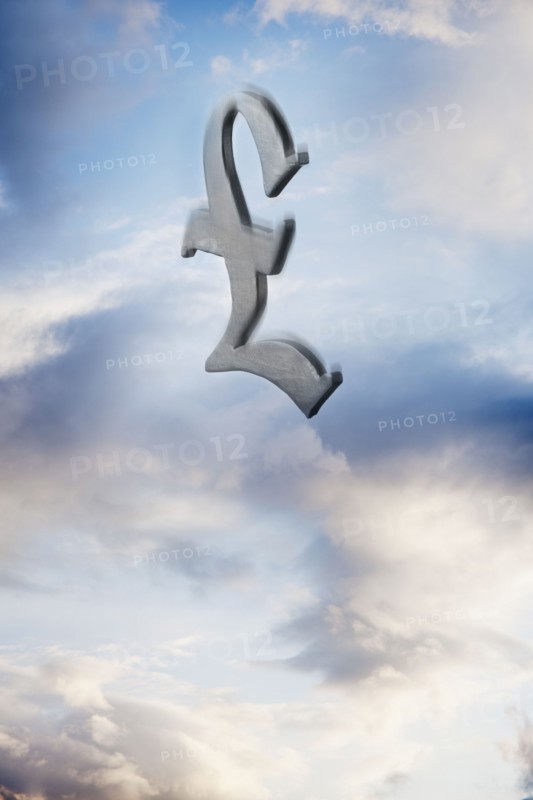 British pound symbol floating amongst the clouds. Photographe : Mike Kemp
