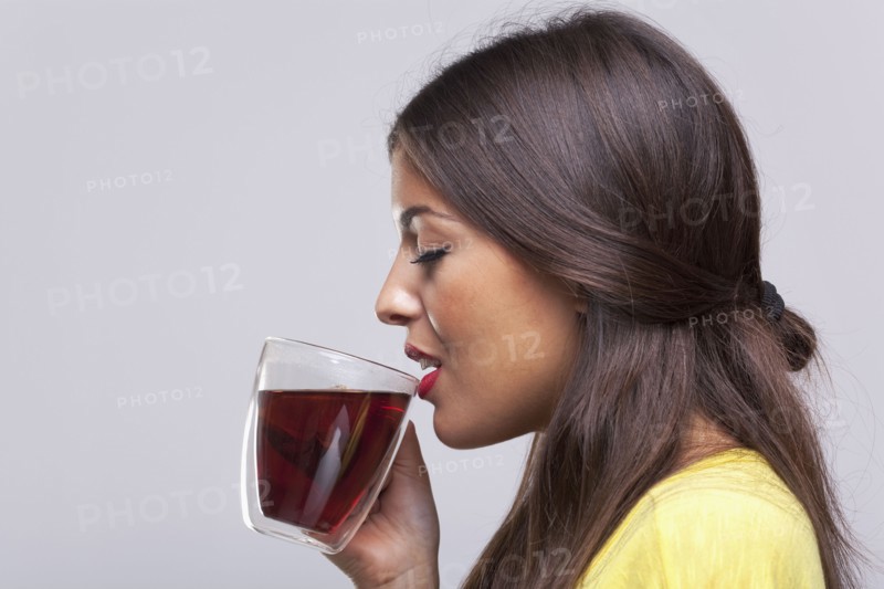 Woman drinking tea. Photographe : RTimages