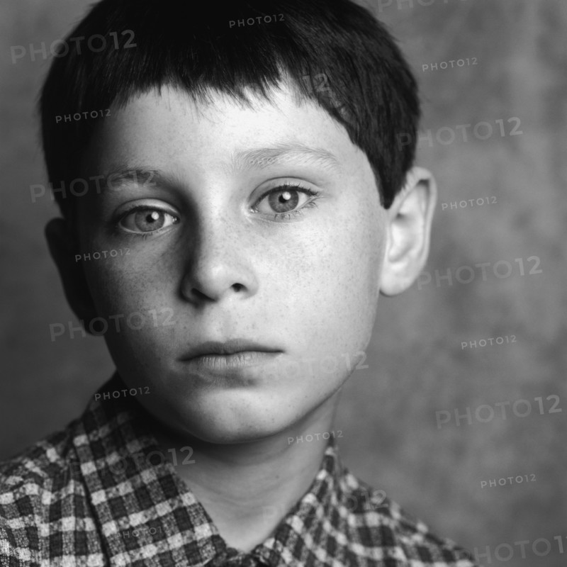 Portrait of a serious young boy. Photographe : Rob Lewine