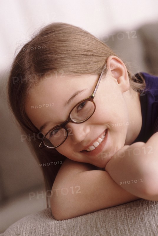 Portrait of a young girl wearing glasses. Photographe : Rob Lewine