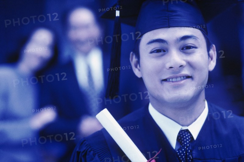Graduate holding his diploma. Photographe : Rob Lewine