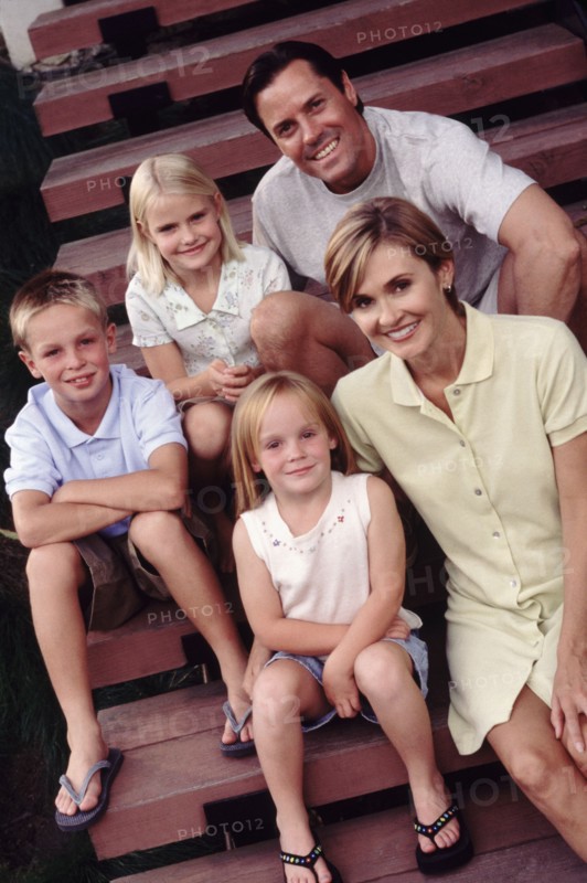 Family portrait on the steps. Photographe : Rob Lewine
