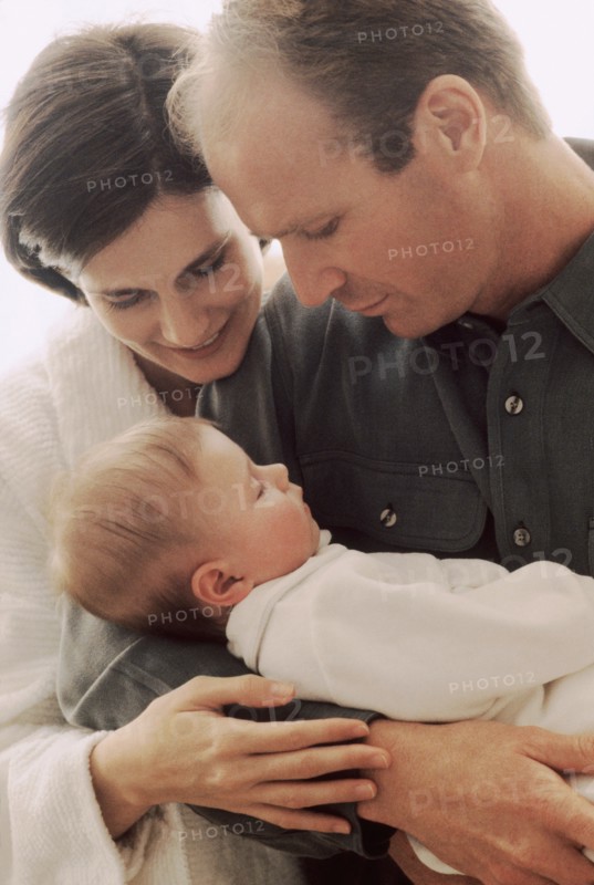 Mother and father admiring their newborn baby. Photographe : Rob Lewine