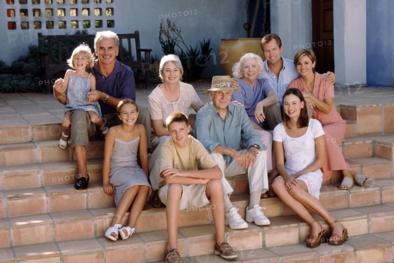 Family portrait on the steps. Photographe : Rob Lewine