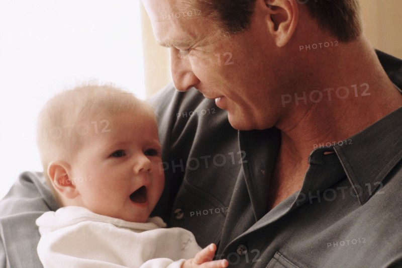 Father smiling at his baby. Photographe : Rob Lewine