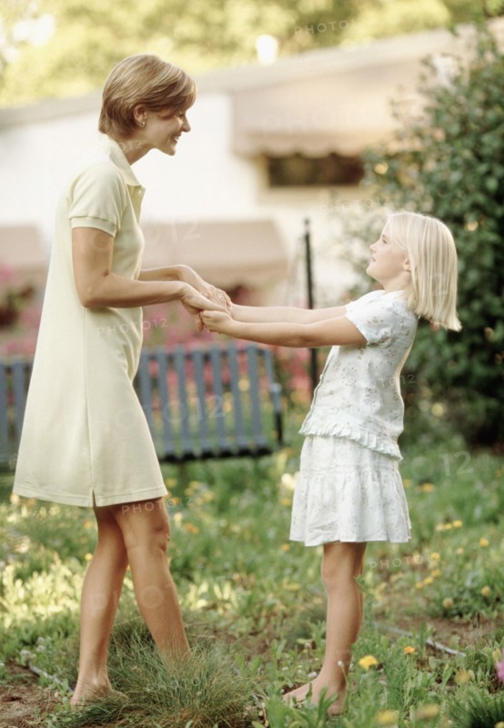 Mother and daughter playing in the garden. Photographe : Rob Lewine