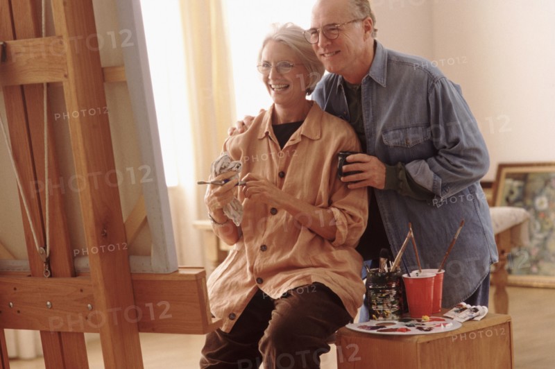 Couple admiring woman's painting. Photographe : Rob Lewine