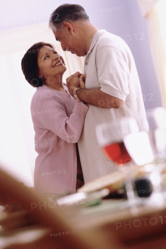 Couple dancing in their home. Photographe : Rob Lewine