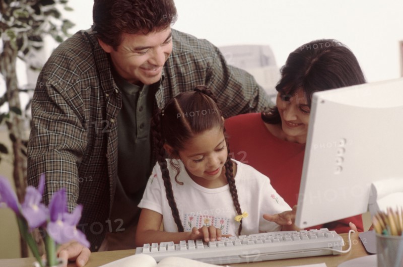 Young girl learning to use a computer. Photographe : Rob Lewine
