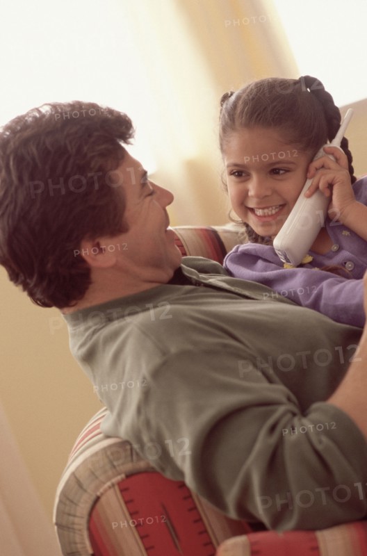 Young girl talking on the phone. Photographe : Rob Lewine