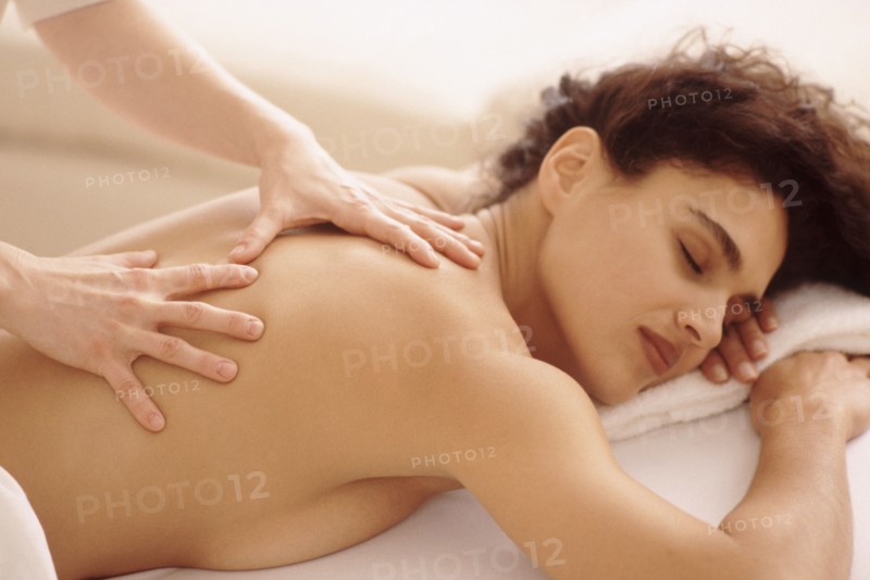 Woman enjoying a massage. Photographe : Rob Lewine