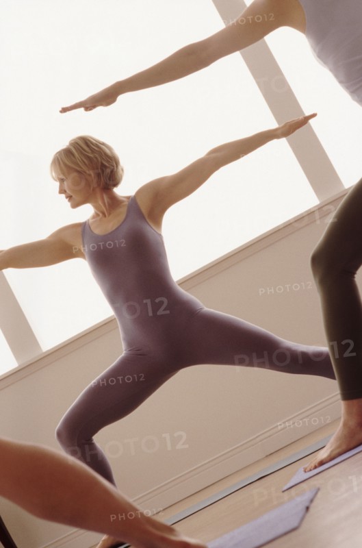Woman doing a yoga pose. Photographe : Rob Lewine