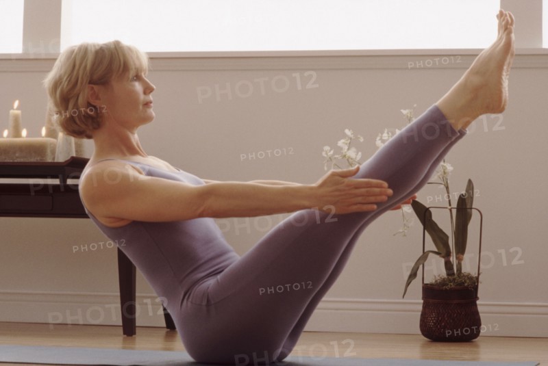 Woman doing a yoga pose. Photographe : Rob Lewine