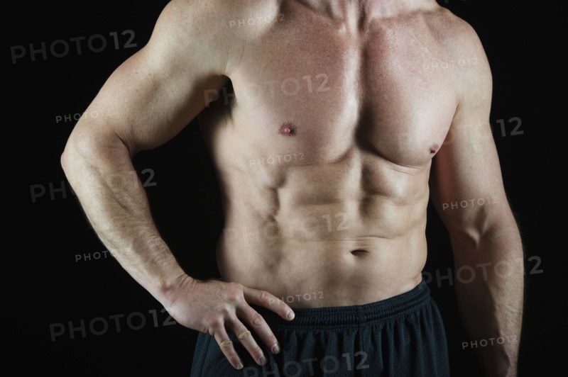 Shirtless muscular man. Photo : Daniel Grill
