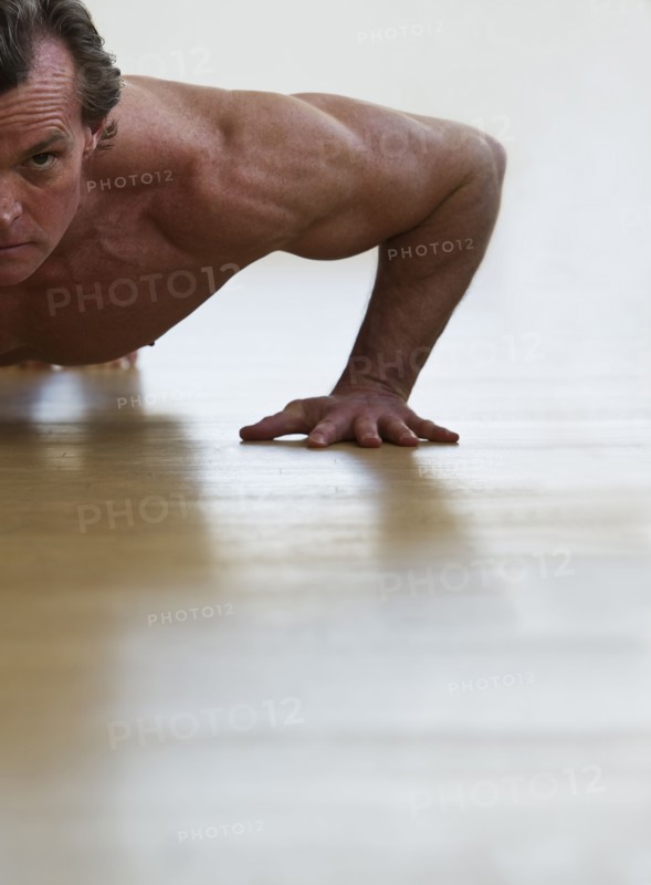 Muscular man doing push-ups. Photo : Daniel Grill