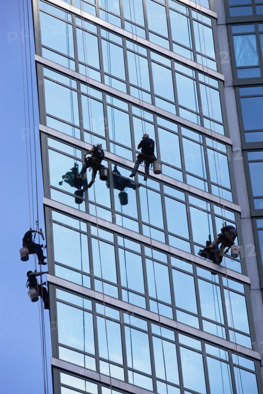 Window washers cleaning windows on skyscraper. Photo : fotog