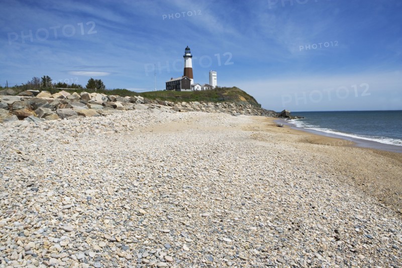 Beach with lighthouse in background. Photo : fotog