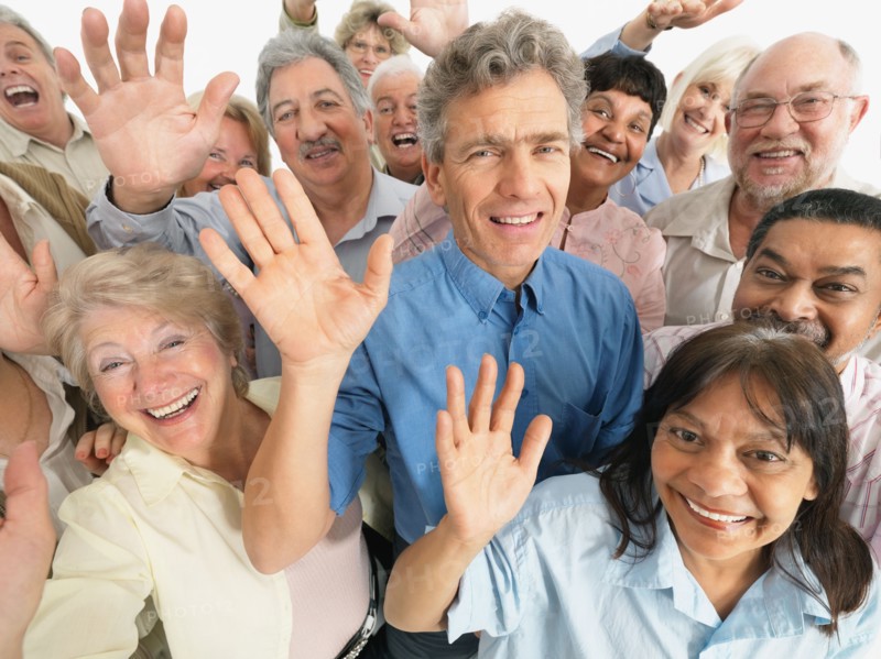 A group of people waving. Photo : momentimages