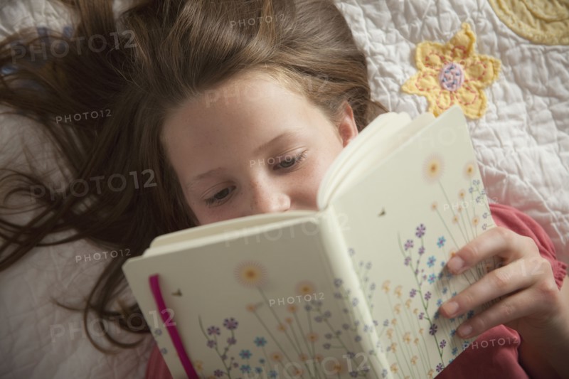 Young girl reading her diary. Photo : Mike Kemp