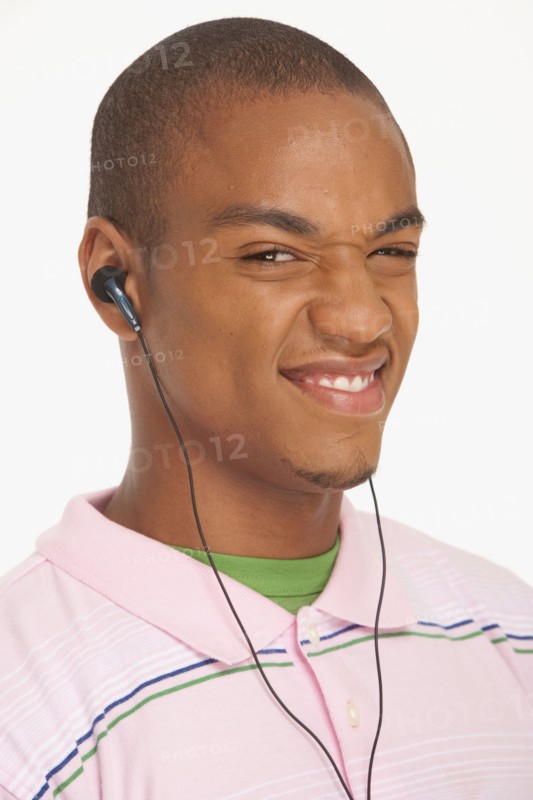 Man wearing earphones making a funny face. Photo : K.Hatt