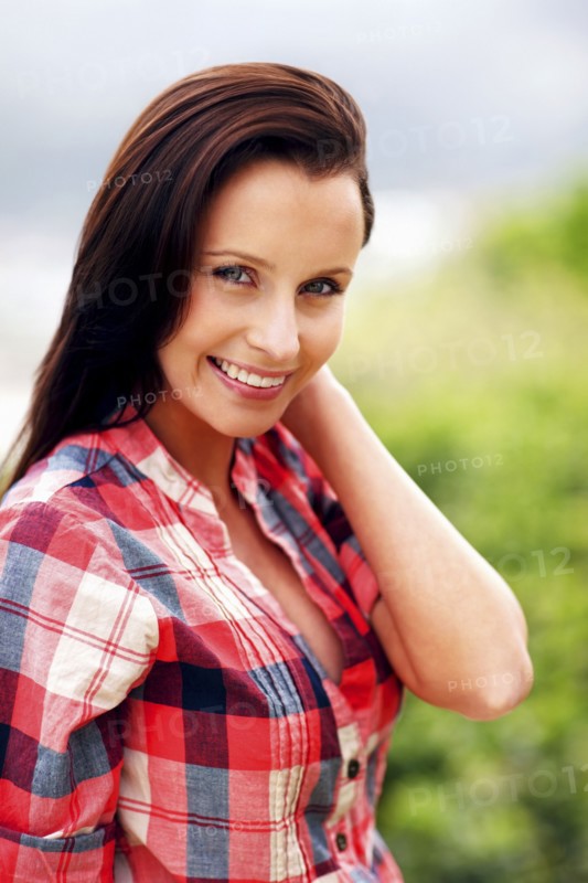 Portrait of a beautiful brunette woman. Photo : momentimages