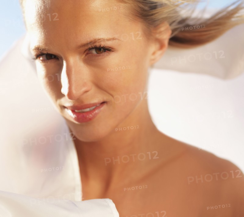 Sensual blond woman. Photo : momentimages