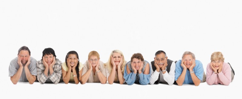 A group of people lying on the floor in a row. Photo : momentimages
